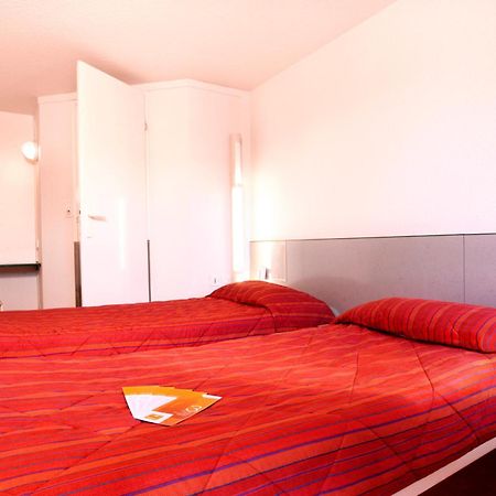 Premiere Classe Évreux Стая снимка A typical room at a Campanile hotel