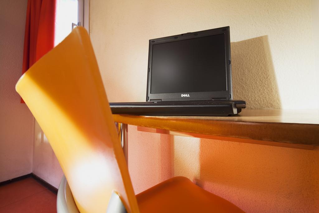 Premiere Classe Évreux Стая снимка A Dell Studio 17