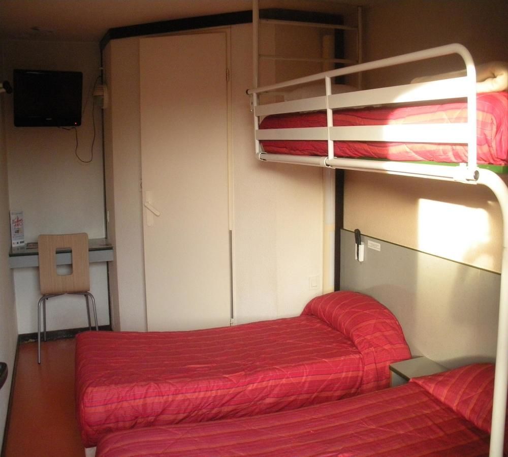 Premiere Classe Évreux Екстериор снимка A typical room at a youth hostel
