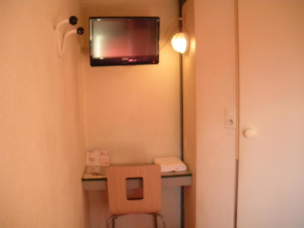 Premiere Classe Évreux Екстериор снимка A room at a typical Japanese love hotel