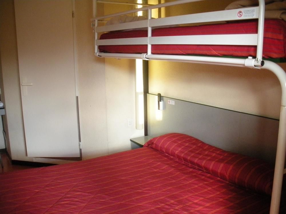 Premiere Classe Évreux Екстериор снимка A typical room at a youth hostel