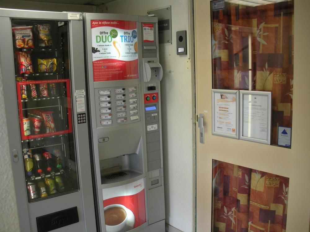 Premiere Classe Évreux Екстериор снимка A vending machine