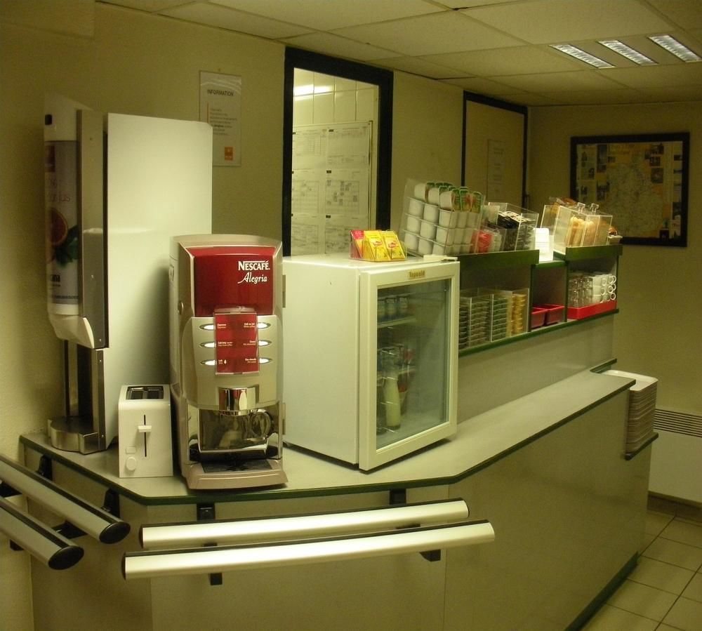 Premiere Classe Évreux Екстериор снимка A coffee machine in a hospital