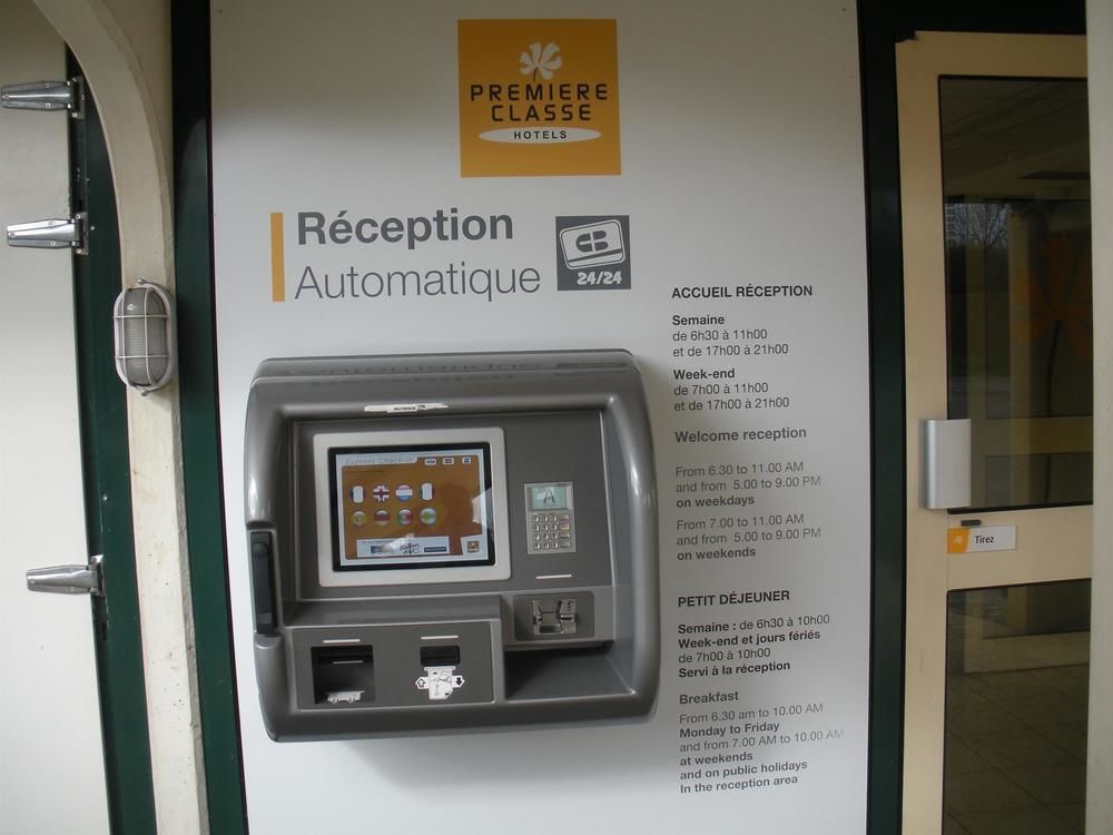 Premiere Classe Évreux Екстериор снимка An automated hotel check-in machine