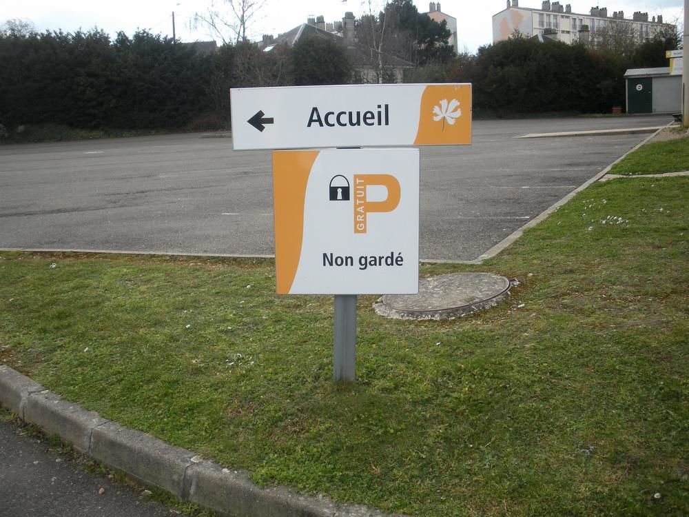 Premiere Classe Évreux Екстериор снимка A sign in French