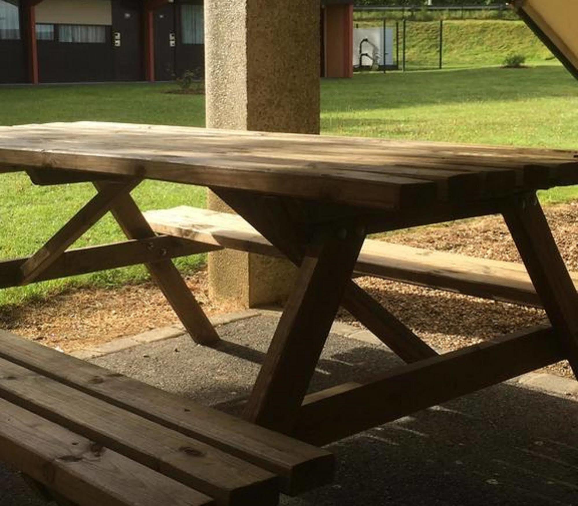 Premiere Classe Évreux Екстериор снимка A picnic table