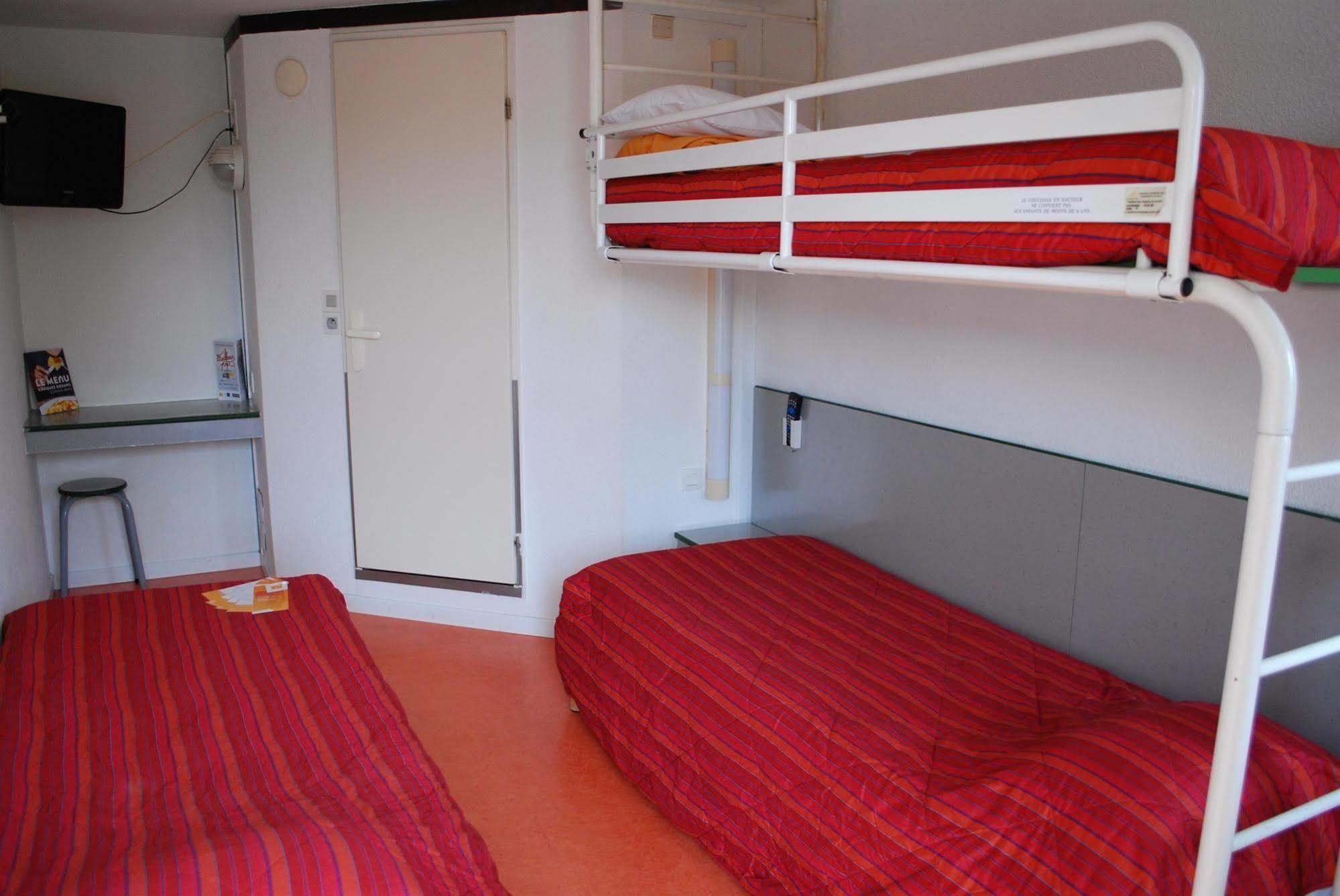 Premiere Classe Évreux Екстериор снимка A typical room at a youth hostel
