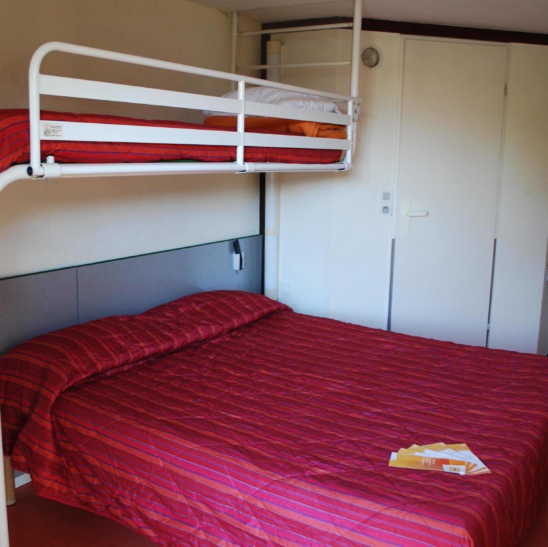Premiere Classe Évreux Екстериор снимка A bunk bed in a hotel room