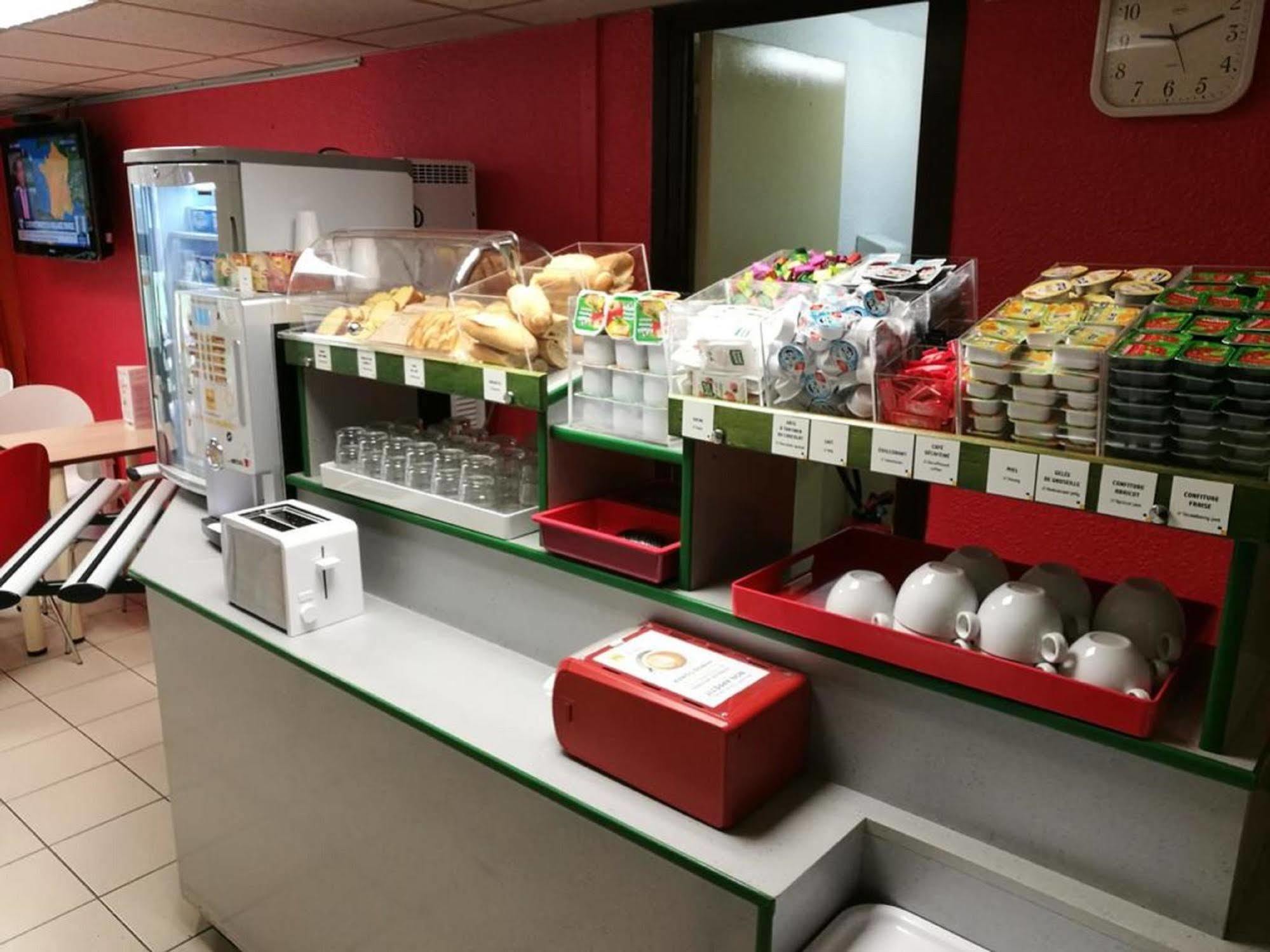 Premiere Classe Évreux Екстериор снимка The interior of a typical sandwich shop